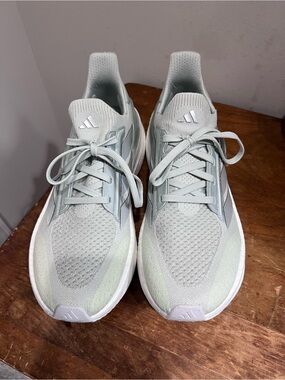 Like new. Adidas Ultraboost 5X grey/light green Women’s Size 8